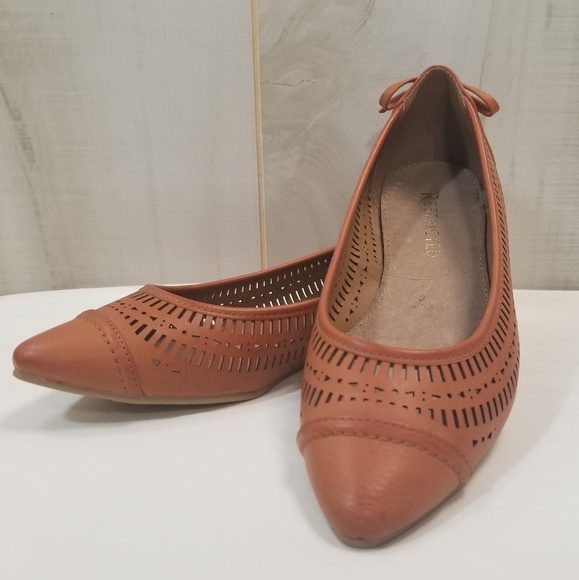 Modcloth Restricted Perforated Pointed Flats 6.5 - Picture 2 of 7